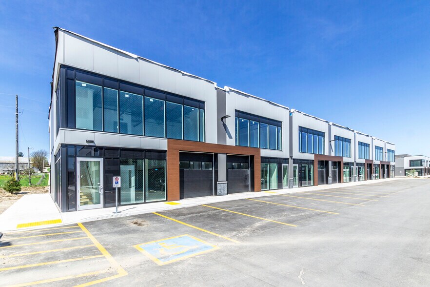 More Photos Of 585 Hanlon Creek Blvd, Guelph Showroom For Lease