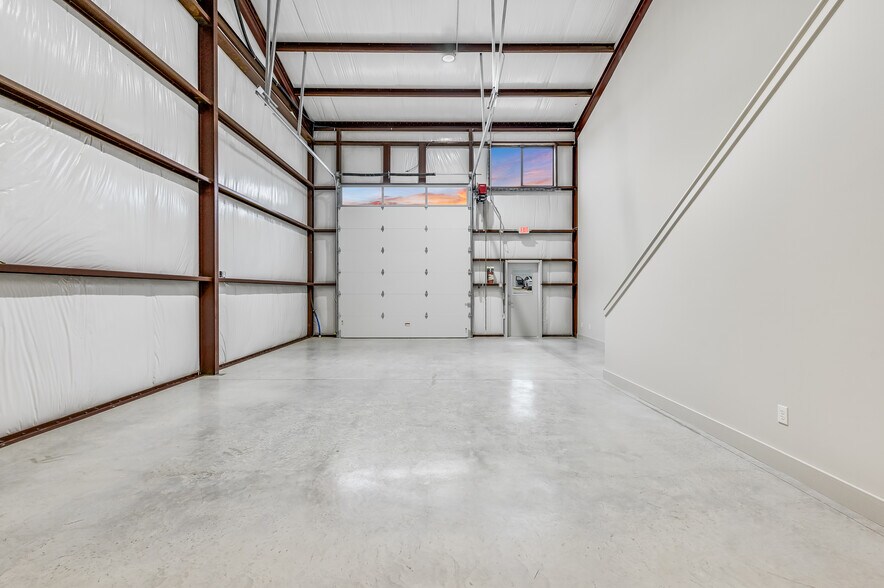 More Photos Of 15210 Fitzhugh Rd, Austin Light Distribution For Lease