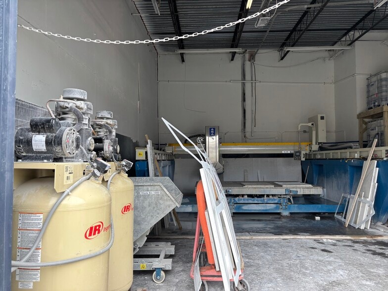 More Photos Of 944 Country Club Blvd, Cape Coral Warehouse For Lease
