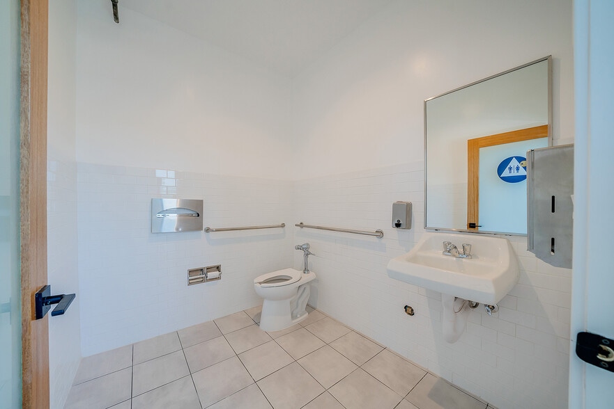 More Photos Of 4672-4674 York Blvd, Los Angeles General Retail For Sale