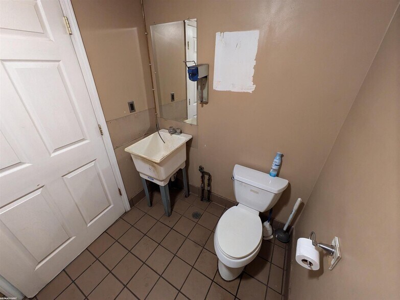 More Photos Of 35850 Utica Rd, Clinton Township General Retail For Sale
