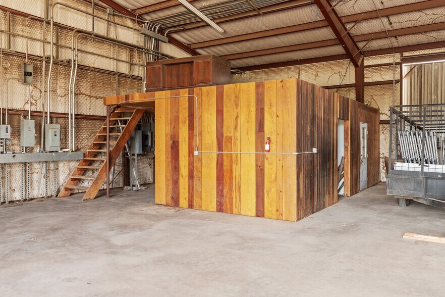 More Photos Of 2684 W US Highway 290, Fredericksburg Warehouse For Sale