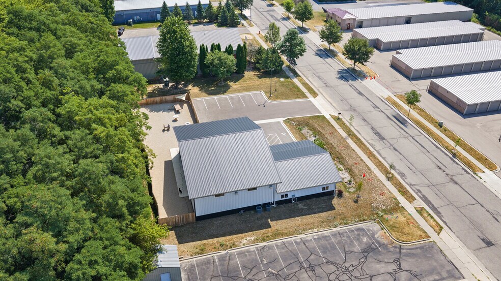 More Photos Of 390 Progress Dr, Cottage Grove Veterinarian Kennel For Sale