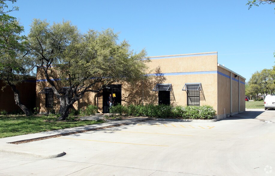 More Photos Of 4727-4729 Shavano Oak, San Antonio Showroom For Lease