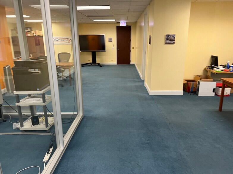 More Photos Of 211 W Wacker Dr, Chicago Office For Lease