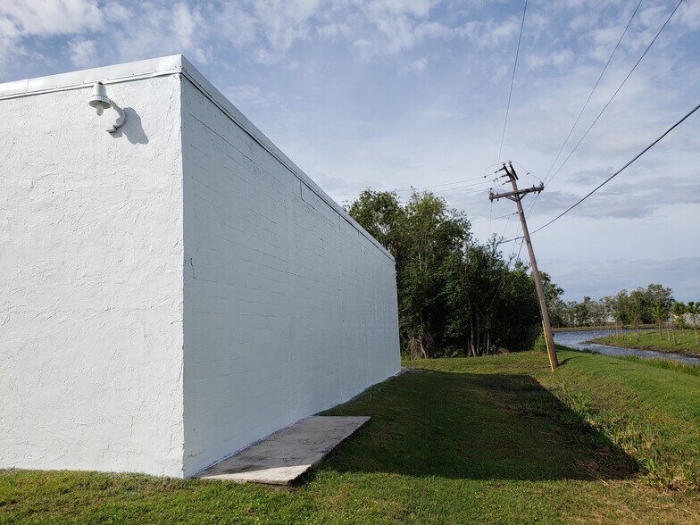 More Photos Of 3059-3061 SE Monroe St, Stuart Warehouse For Lease