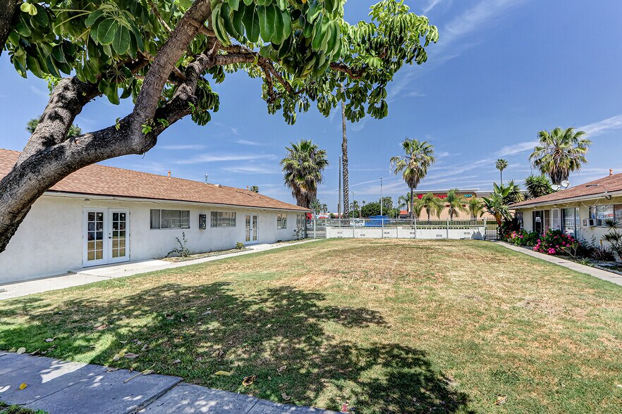 More Photos Of 2018 E La Palma Ave, Anaheim Apartments For Lease