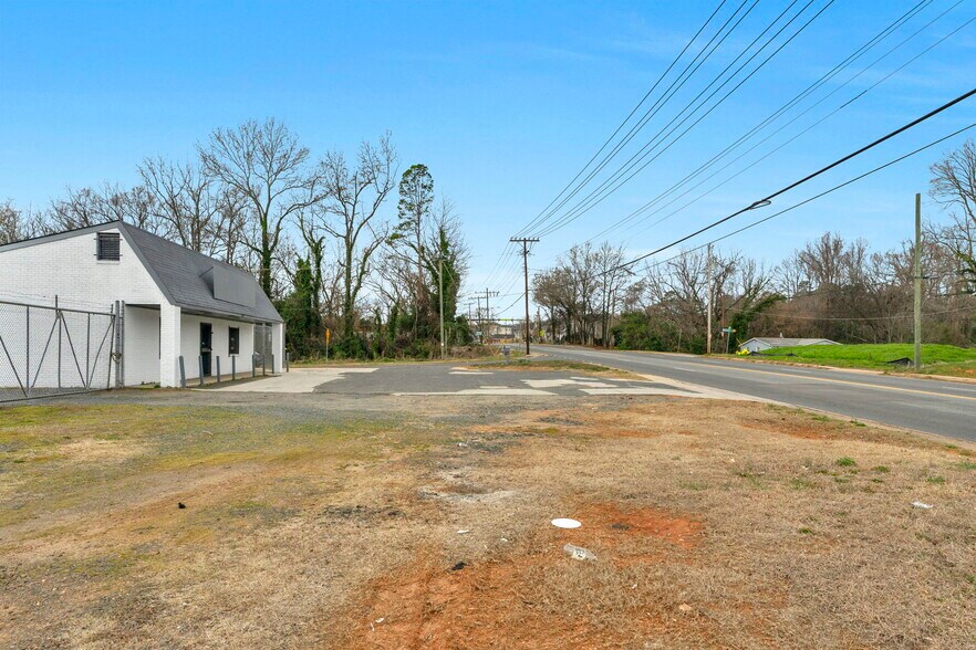 More Photos Of 2215 West Blvd, Charlotte Freestanding For Lease