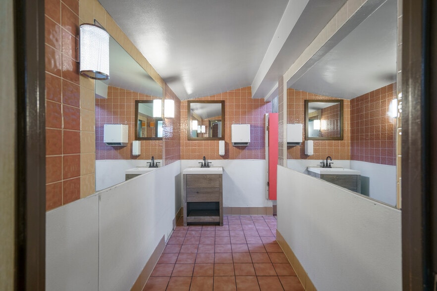 More Photos Of 1350 S La Brea Ave, Los Angeles Restaurant For Sale