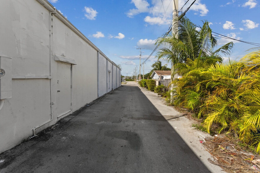 More Photos Of 1631 E Sample Rd, Pompano Beach Freestanding For Sale