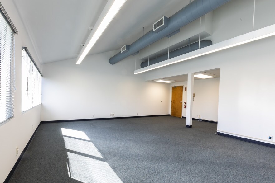 More Photos Of 711 E Wardlow Rd, Long Beach Office For Lease