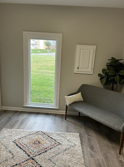 More Photos Of 1105-1107 Lakeview Dr, Franklin Office For Sale