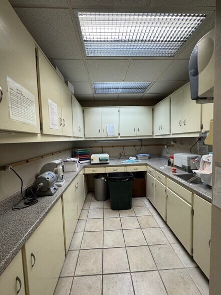 More Photos Of 801 N Wilmot Rd, Tucson Office For Sale
