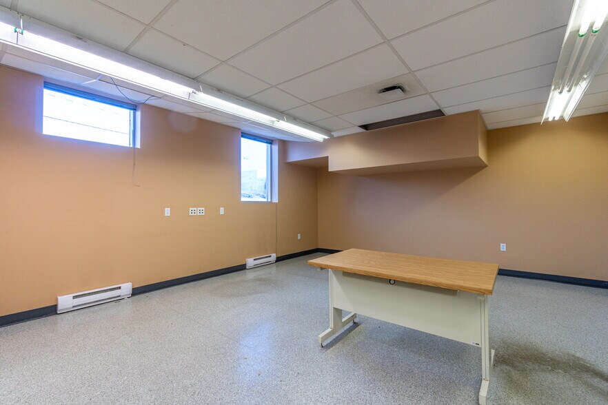 More Photos Of 786 St King E, Sherbrooke Storefront Retail Office For Sale