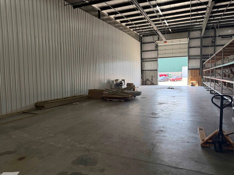 More Photos Of 1725-1729 Hawkeye Dr, Hiawatha Warehouse For Lease
