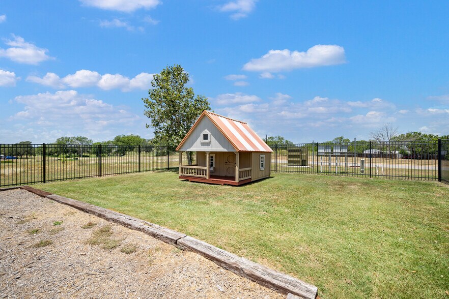 More Photos Of 140 Paloma Dr, Floresville Office For Sale