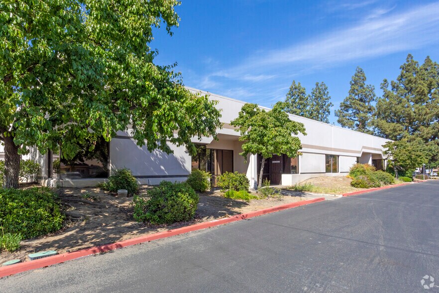 More Photos Of 1945 N Fine Ave, Fresno Flex For Lease