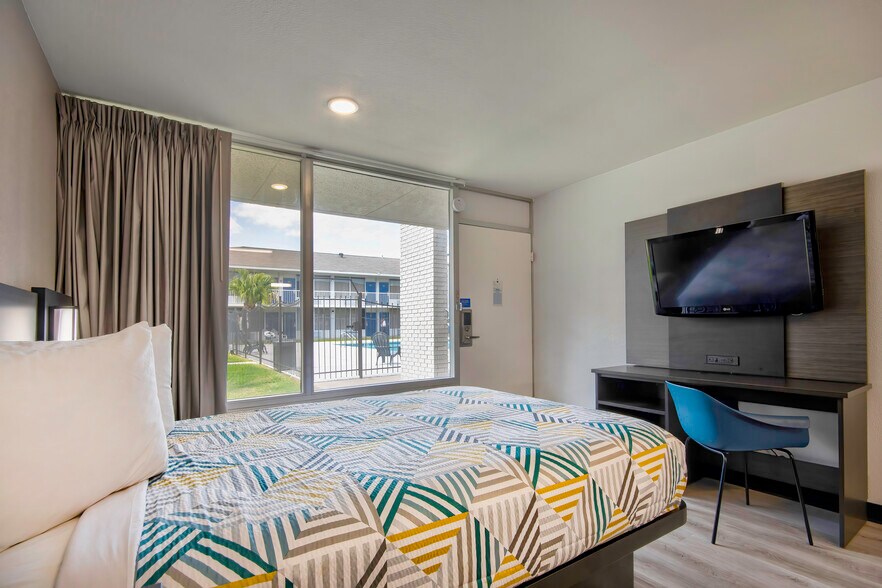 More Photos Of 26010 Southwest Fwy, Rosenberg Hotel For Sale