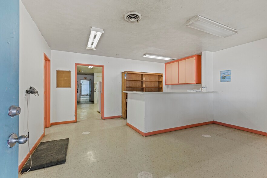 More Photos Of 245 N 7th St, Williams Light Distribution For Sale