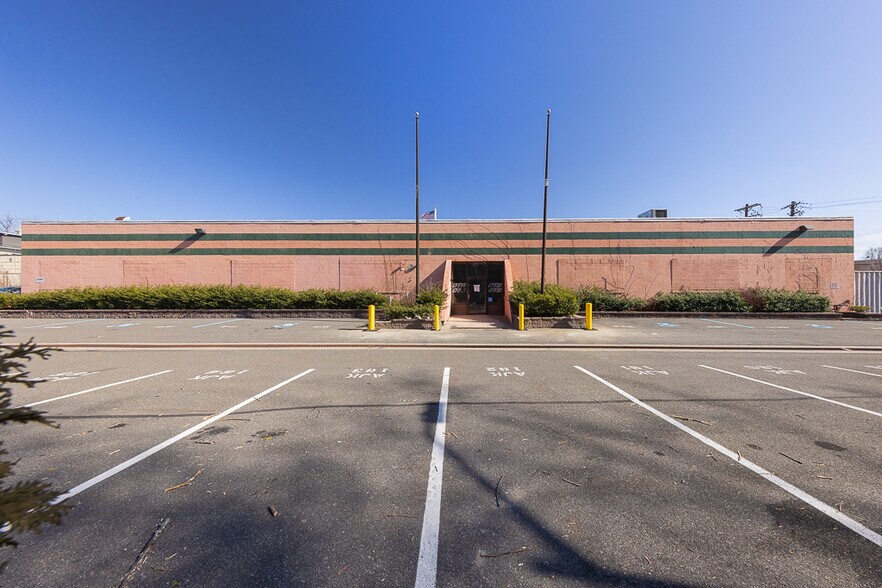 More Photos Of 12 E Dexter Plz, Pearl River Warehouse For Lease