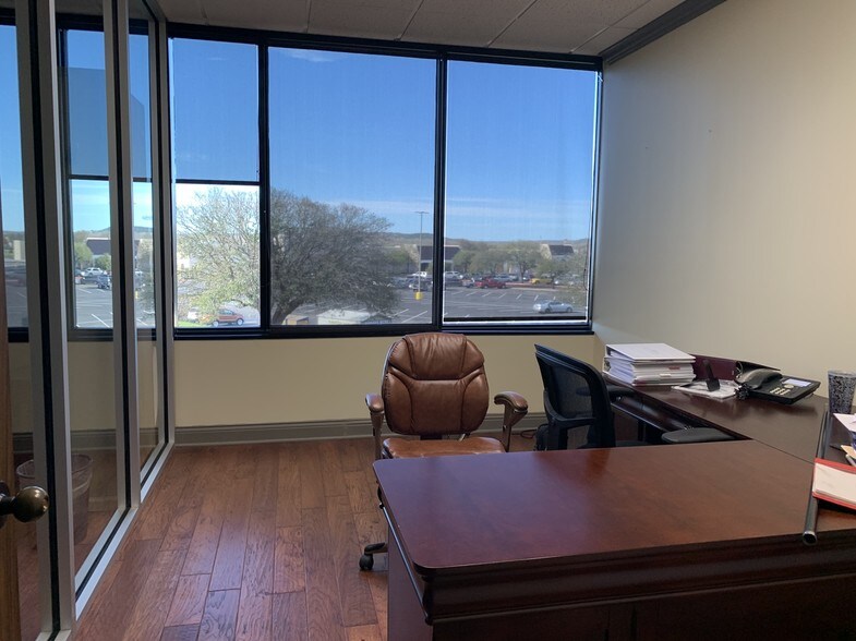 More Photos Of 222 S Sidney Baker St, Kerrville Office For Lease