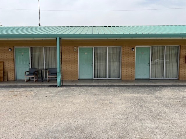 More Photos Of 208 S Ellis St, Menard Hotel For Sale