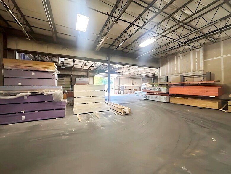 More Photos Of 721 Dawson Dr, Newark Warehouse For Lease