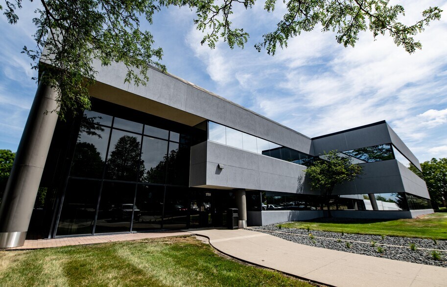 More Photos Of 1701 48th St, West Des Moines Office For Lease