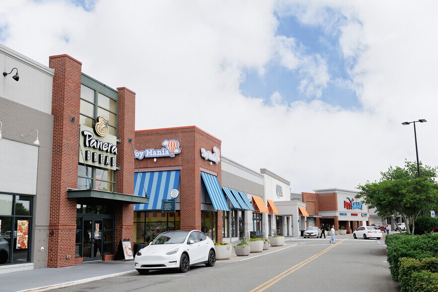 More Photos Of 282 S Sharon Amity Rd, Charlotte Unknown For Lease