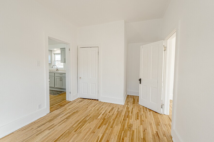 More Photos Of 127 W Main St, Belleville Restaurant For Sale