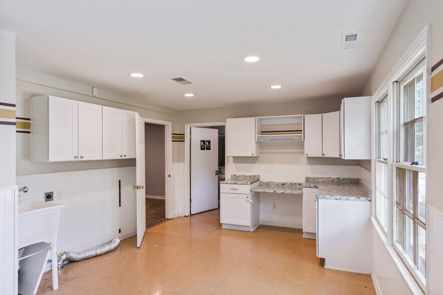 More Photos Of 601 Catoctin Cir NE, Leesburg Specialty For Lease