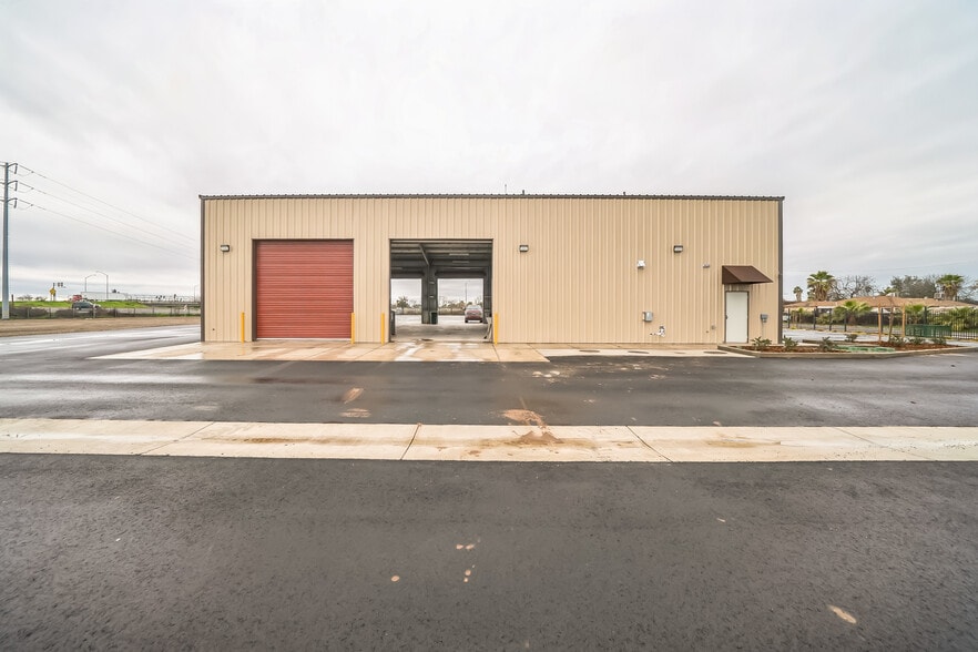 More Photos Of 2330 E Kaviland Ave, Fresno Light Manufacturing For Sale