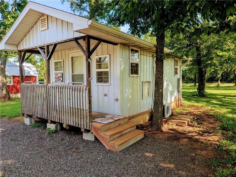More Photos Of 74 2nd St, Moran Trailer Camper Park For Sale