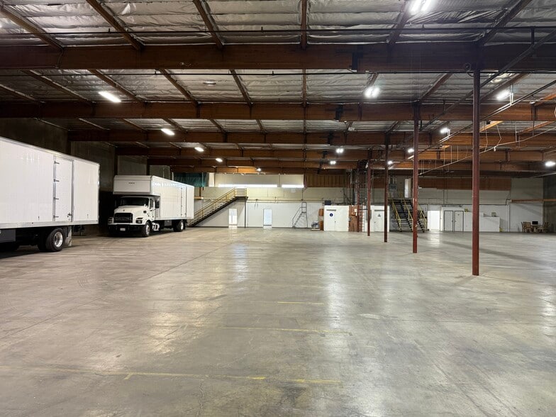 More Photos Of 8929 Oso Ave, Chatsworth Manufacturing For Lease