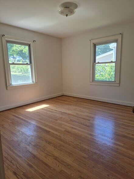 More Photos Of 719 Oakland St, Hendersonville Office For Lease