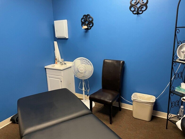 More Photos Of 304 Federal Rd, Brookfield Office For Lease