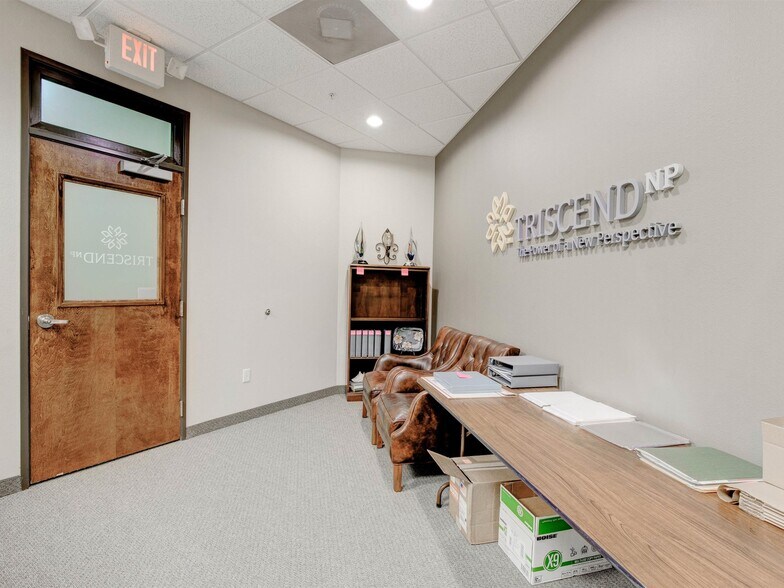 More Photos Of 1100 Parker Sq, Flower Mound Office For Lease