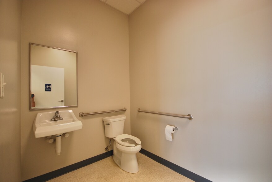 More Photos Of 1932 Highway 45 Byp, Jackson Storefront For Lease