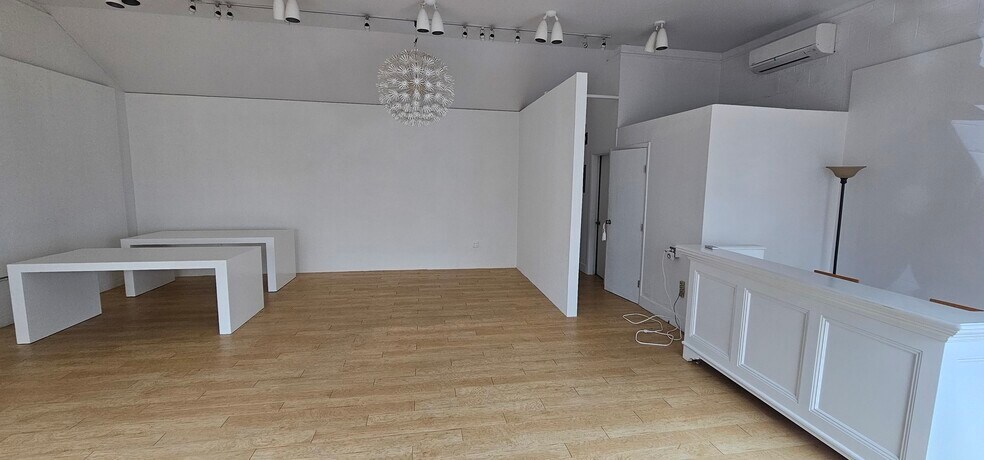 More Photos Of 64 Jobs Ln, Southampton Storefront Retail Office For Lease