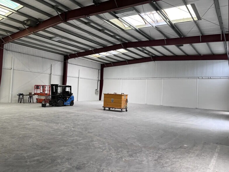 More Photos Of 62 Avenue D'Orleans, Beaugency Flex For Lease