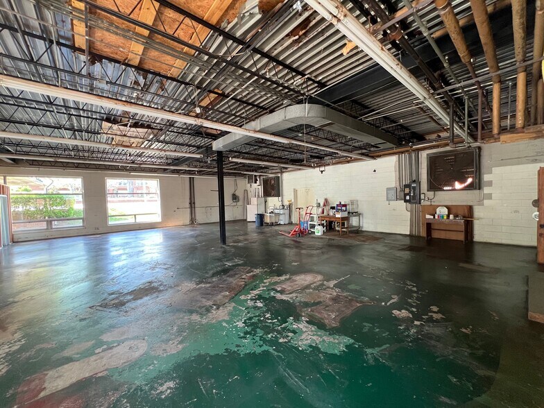 More Photos Of 166 N Logan St, Marion General Retail For Sale