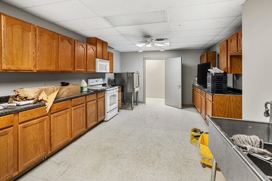 More Photos Of 101 W Laurel Ave, Damascus General Retail For Sale