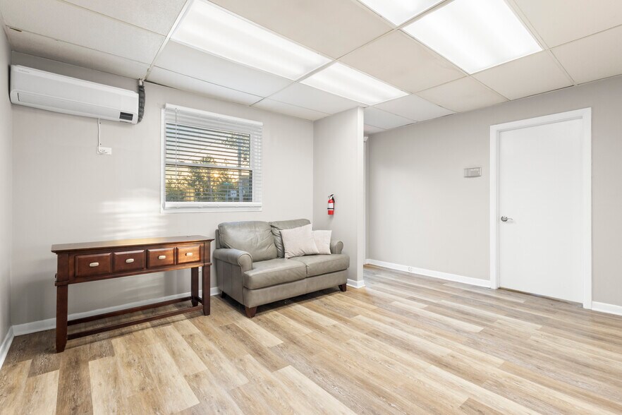 More Photos Of 404 Smithfield Ave, Pawtucket Office For Sale