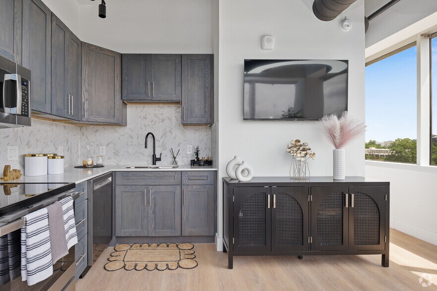 More Photos Of 671 S Perry St, Montgomery Apartments For Lease