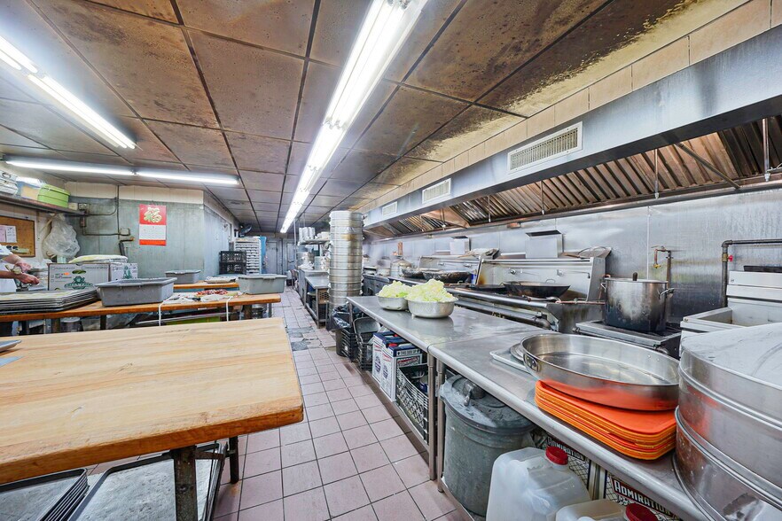 More Photos Of 280 Grand St, New York Storefront Retail Office For Lease