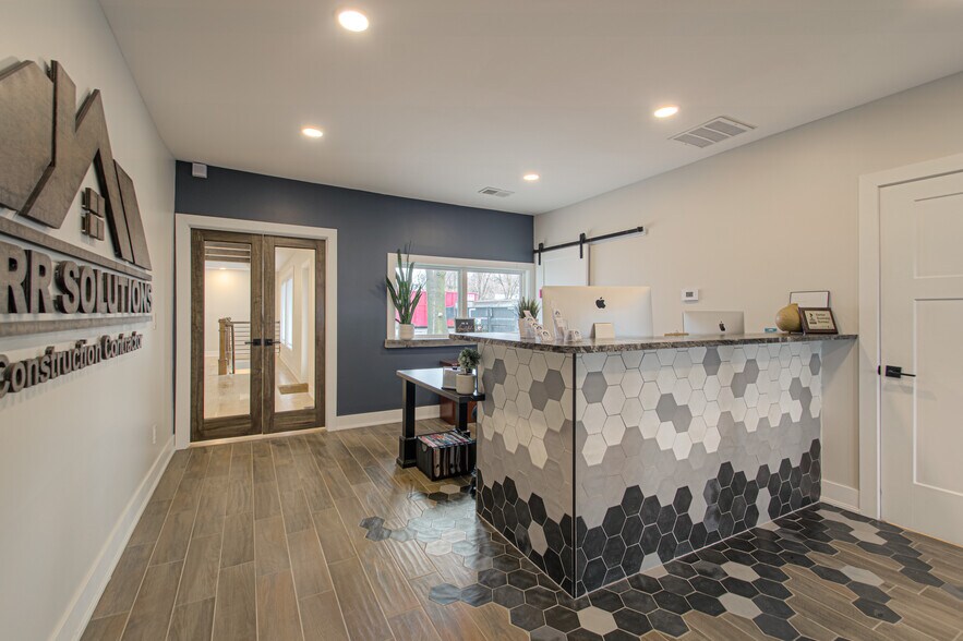 More Photos Of 1600 SW Market St, Lee's Summit Office For Sale