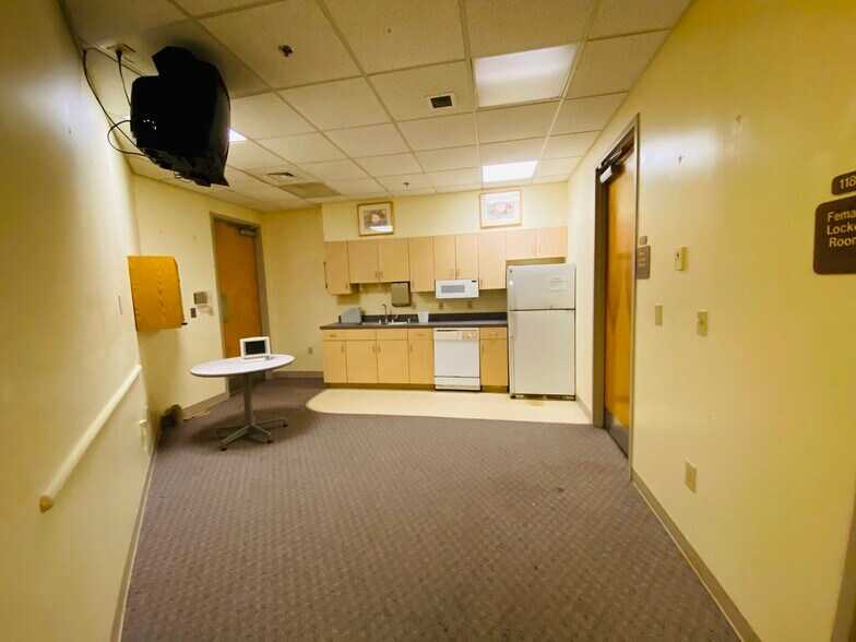 More Photos Of 404 Hall of Fame Dr, Lake City Medical For Lease