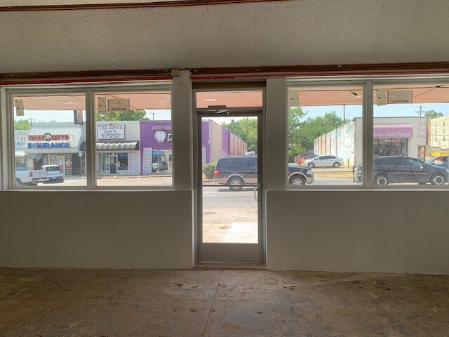 More Photos Of 2706 Samuell Blvd, Dallas Storefront For Lease