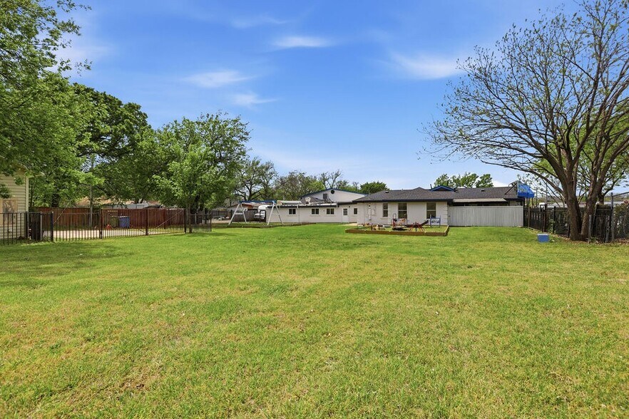 More Photos Of 1400 E Belt Line Rd, Carrollton Freestanding For Sale