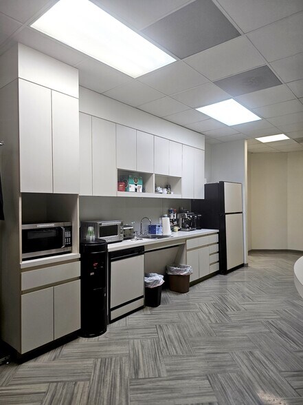 More Photos Of 4111 Directors Row, Houston Office For Lease